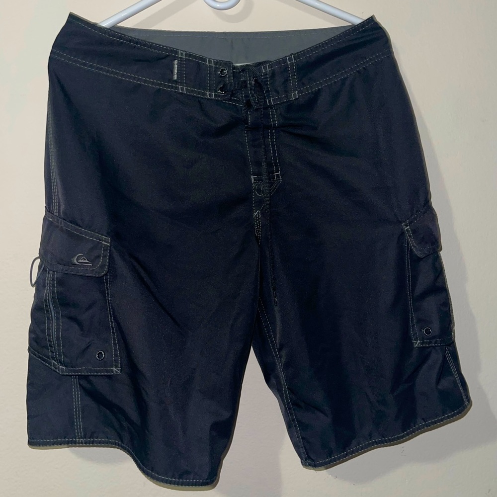 Quiksilver 20” Length Black Cargo Pocket Men’s Board Shorts Swim Trunk Size 32.